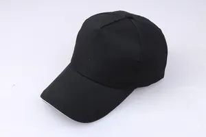 Klassische schwarze 5-Panel Baseballkappe mit gebogenem Schirm und weißer Zierkante