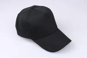 Cappello da baseball anime Big Windup nero con dettaglio visiera bianca e design classico