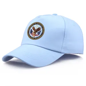 Hellblaue Five-Panel-Baseballkappe mit U.S. Veterans Affairs Emblem auf weißem Hintergrund