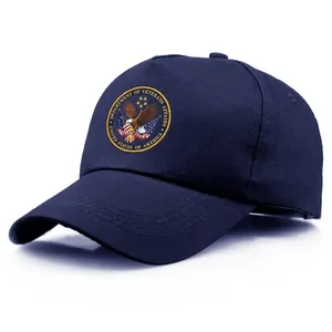 Dunkelblaue Baseballkappe mit Department of Veterans Affairs Adler-Emblem auf weißem Grund