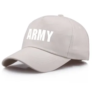 Klassische khakifarbene Baumwoll-Baseballkappe mit weißem ARMY-Aufdruck aus 45-Grad-Winkel