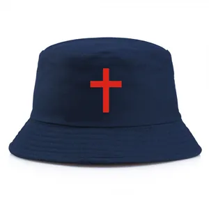 Cappello a secchiello in cotone blu navy con ricamo a croce rossa su uno sfondo bianco pulito