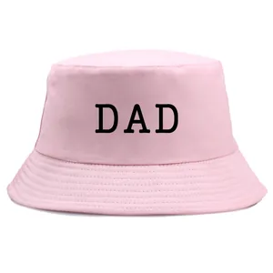 Bob en coton rose avec broderie DAD noire pour un style décontracté et urbain