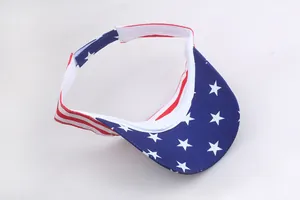 Dettaglio della chiusura in velcro del visierino con motivo bandiera USA e stelle