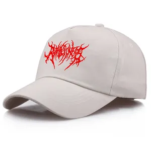 Beigefarbene Hip-Hop-Baseballkappe mit rotem Grafikdruck in einer Seitenansicht