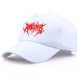 Weiße Hip-Hop-Baseballkappe mit rotem Grafikdruck auf weißem Hintergrund