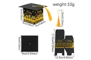 Detalle de caja de regalo de graduación con letras doradas, borla amarilla y medidas
