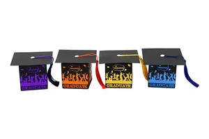 Detalle de cajas de regalo con forma de birrete en colores púrpura, naranja, amarillo y azul