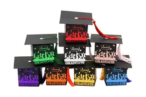 Detalle de 8 cajas de regalo de graduación coloridas con letras doradas y borlas de seda