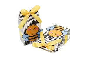 Détail boîte à bonbons abeille avec rayures noires et blanches et ruban de soie jaune