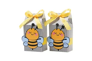 Détail de boîte à bonbons abeille avec rayures noires et blanches et ruban jaune