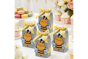 Détail de boîtes à bonbons thème abeille avec rayures noires et rubans de soie jaunes