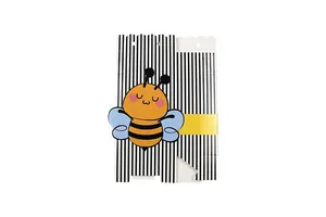 Détail d'une boîte à bonbons rayée avec motif d'abeille et bords ondulés élégants