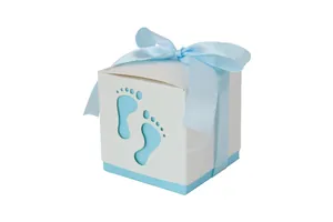 Dettaglio della scatola per confetti bianca con impronte intagliate e nastro di seta blu
