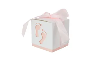 Dettaglio scatola porta confetti con impronte traforate e fiocco di nastro rosa