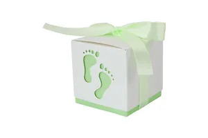 Dettaglio scatola regalo neonato con impronta traforata e nastro di raso verde
