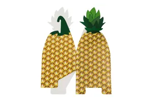 Platliggende cadeaubon in de vorm van een ananas met groene bladeren en schubbenpatroon