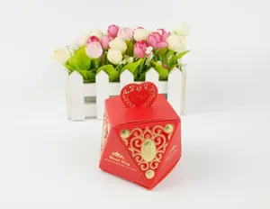 Dettaglio della scatola per confetti rossa a forma di diamante con stampa in oro