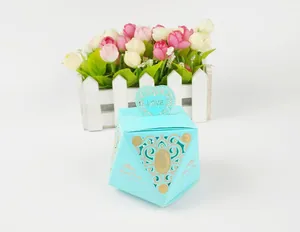 Dettaglio della scatola per confetti blu chiaro con taglio laser e scritte Sweet Day oro
