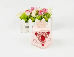 Scatola di nozze a forma di diamante rosa con pizzo tagliato al laser e cristallo rosso