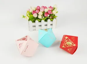 Dettaglio di scatole portaconfetti a forma di diamante in rosa, blu e rosso con Sweet Day