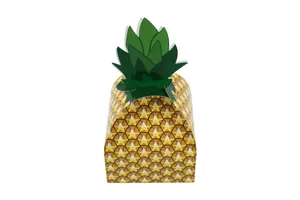 Detail van ananasvormige papieren geschenkdoos met geel ruitpatroon en groene papieren bladeren