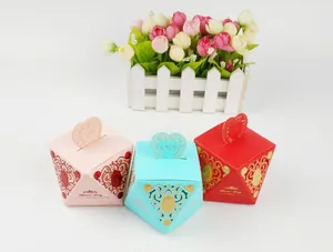 Dettaglio di scatole per caramelle a diamante con stampa Sweet Day e ritagli a cuore