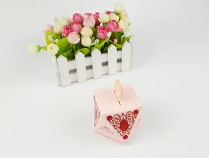 Dettaglio della scatola per confetti a forma di diamante rosa con carta a cuore dorata