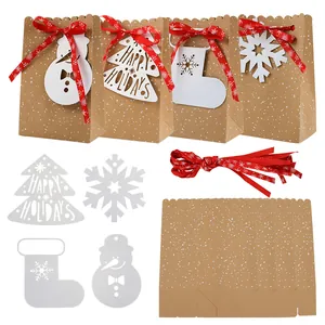 Kerst cadeauzakjes van kraftpapier met witte stippen, rode linten en diverse kaarten