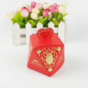 Scatola di caramelle per matrimonio rossa a forma di diamante con decori dorati e cuore