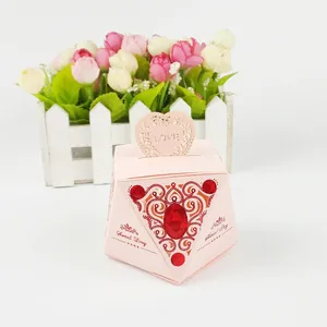 Scatola bomboniera rosa a forma di diamante con intagli, gemma e decoro a cuore