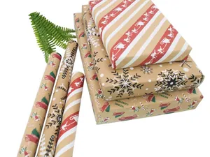 Details von Vintage-Weihnachtspapierrollen und Geschenkboxen mit festlichen Rentierdrucken