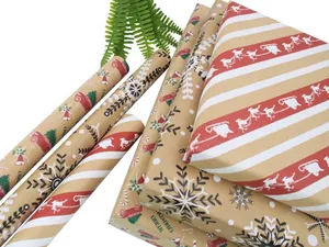 Detail von Vintage-Weihnachtspapier aus Kraftpapier mit roten Trucks und Schneeflocken