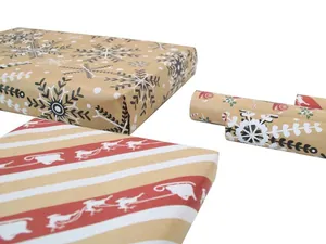 Details von Vintage-Weihnachtspapier aus Kraftpapier mit Weihnachtsmann und Schneeflocken