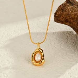 Französische Vintage-Goldhalskette mit Barockperlenanhänger auf strukturiertem Stein