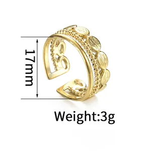 Detailansicht geometrischer Goldringe mit 17 mm Innendurchmesser und 3 g Gewicht