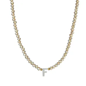 Elegante Perlenkette mit champagnerfarbenen Kristallen und Perlmutt Buchstaben F Anhänger
