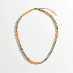 Détail du collier de perles en pierre naturelle avec fermoir mousqueton et étiquette