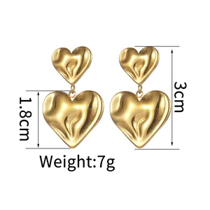 Detail of 18K gold-plated double heart earrings with hammered texture and dimensions