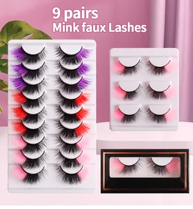 Vue macro de faux cils colorés en dégradé de violet, rouge et rose avec du volume