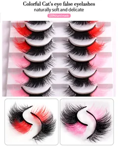 Détail de faux cils œil de renard duveteux avec touches de rouge et rose dégradé
