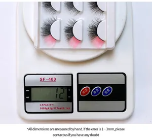 Détail de faux cils à pointes roses sur une balance numérique affichant un poids de 12g