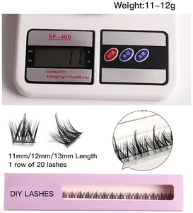 Makro-Detail segmentierter falscher Wimpern mit Textur und rosa Kartonverpackung