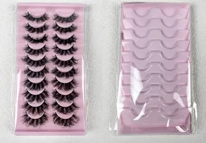 Detailansicht von 10 Paar dichten falschen Wimpern mit rosa Innenschale und Verpackung