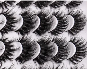 Dettaglio macro di ciglia finte nere voluminose multistrato con fibre incrociate dense