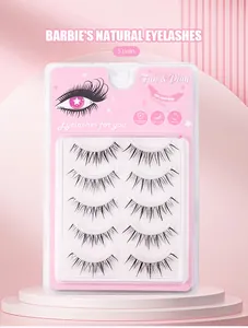 Gros plan de 5 paires de faux cils denses faits à la main en emballage rose tendance