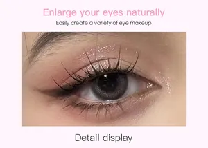 Détail des faux cils naturels et de l'effet maquillage fard à paupières rose scintillant