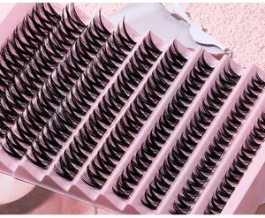 Détail macro de faux cils individuels noirs sur un plateau en plastique rose ondulé