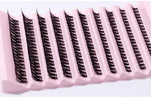 Détails macro de faux cils individuels noirs dans un grand plateau rose de 10 rangées