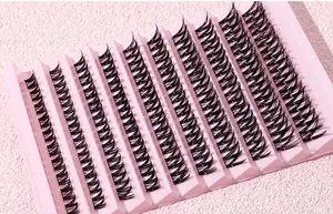Gros plan d'extensions de cils noires segmentées dans un plateau rose à 10 rangées